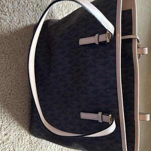 Micheal KORS bag. used but no stains or damage. still in excellent condition.